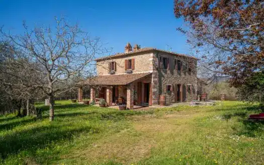 Autentico casale toscano con piscina a Montebenichi