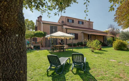 Porzione di villa bifamiliare con giardino a Siena