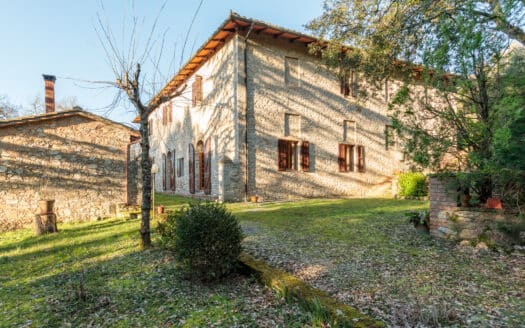 Casale in pietra con due unità indipendenti
